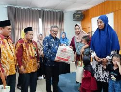 Bersama Baznas, Sekda Kota Batam Jefridin Serahkan Bantuan Sembako untuk Balita Stunting di Kecamatan Batu Aji