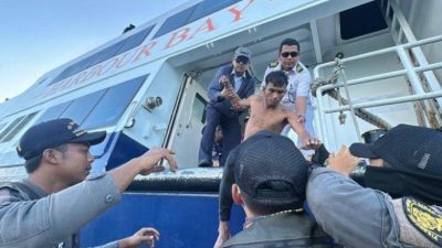 Bakamla Evakuasi Tiga Nelayan Alami Kecelakaan Laut di Perairan Batu Berhenti Batam