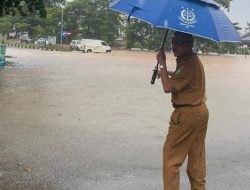Tinjau Banjir di Jalan Dang Merdu dan Raja H Fisabilillah, Sekda Batam H Jefridin : Kami Butuh Peran serta Masyarakat dalam Menjaga Kebersihan Lingkungan