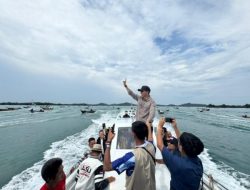 Antusias Warga Pulau Terong Sambut Kedatangan Amsakar Achmad dengan Iringan Konvoi Boat Pancung