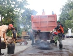 Dinas Bina Marga Kota Batam Agendakan Program Pemeliharaan Rutin : Jalan Rusak di Engku Putri Batam Ditambal
