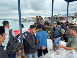 2024-11-28-kapolsek-belakang-padang-kawal-kotak-suara-pilkada-pakai-kapal-ke-kantor-ppk
