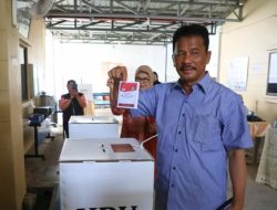 Bersama Istri dan Anak, Walikota Batam Rudi Nyoblos di TPS 017 Perumahan Rosedale
