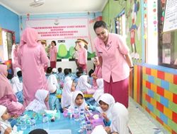 Sambangi TK Kemala Bhayangkari Belakang Padang, Kapolresta Barelang Bersama Ketua Bhayangkari Cabang Kota Barelang Gelar Pendistribusian Makanan Sehat Bergizi