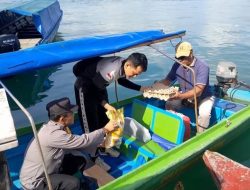 Gelar Bakti Sosial, Polsek Bulang Salurkan Bantuan Sembako untuk Masyarakat Pesisir Pulau Buluh