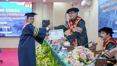 Ujian Sidang Terbuka di IPDN, Amsakar Dinyatakan Lulus dan Resmi Menyandang Gelar Doktor