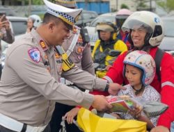 Sambil Edukasikan Keselamatan Berlalu Lintas, Satlantas Polresta Barelang Bagikan Helm, Sayuran dan Goodie Bag