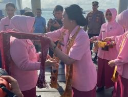 Sambangi TK Kemala Bhayangkari II Belakang Padang, Ketua Pengurus Yayasan Kemala Bhayangkari Kepri Salurkan Bansos dan Tali Asih Kepada Warakauri Sempena HUT Yayasan Kemala Bhayangkari ke 45 Tahun 2025