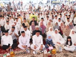 Gubernur Ansar Ahmad dan Wakil Gubernur Kepulauan Riau Nyanyang Haris Pratamura Berbuka Puasa Bersama Masyarakat di Hari Pertama Ramadan 1446 H