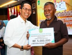 Bentuk Kehadiran Pemerintah, Amsakar – Li Claudia Serahkan Bantuan untuk Korban Bencana Alam di Batam