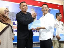 Apresiasi Peran RT dan RW, Wali Kota Amsakar Achmad Serahkan Insentif