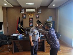 Simbol Silaturahmi, Tanjak Kreasi LANG PENAWAR RINDU Disematkan ke Kakanim Kelas II TPI Belakang Padang Yanto Ardianto, S.T., M.kom