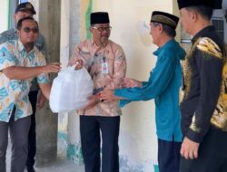 Jumat Berkah, Kantor Imigrasi Belakang Padang Kembali Berbagi Makanan Siap Saji untuk Jamaah Masjid Rumaisyah