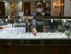 Harga Emas di Pegadaian Hari Ini Kompak Turun hingga Rp15.000 per Gram