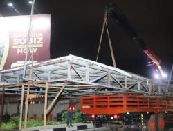 Tak Punya Izin & Bayar Pajak, Dua Reklame Raksasa Dekat Pollux & Fanindo Dirobohkan