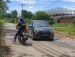 Banyak Lubang yang Menjebak, Jalan Menuju Pelabuhan Sagulung Rusak Parah