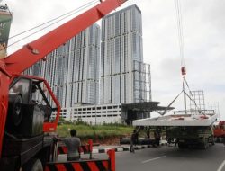 Pemko Batam Kembali Bongkar Reklame Tanpa Izin di Lima Titik 