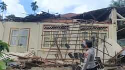 Polsek Dabo Singkep Sigap Tangani Rumah Roboh, Tak Ada Korban Jiwa