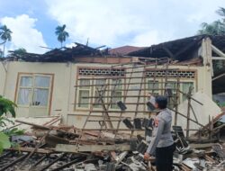 Polsek Dabo Singkep Sigap Tangani Rumah Roboh, Tak Ada Korban Jiwa