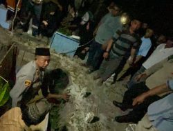 Waka Polres Lingga Turun Langsung dalam Prosesi Pemakaman dan Sambang Duka di Teluk Ruh