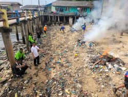 Peringati Hari Lingkungan Hidup Sedunia, Camat Belakang Padang Abdul Hanafi Pimpin Aksi Bersih Sampah Plastik