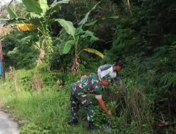 Babinsa Koramil 05/Belakang Padang Laksanakan Komsos dan Gotong Royong Bersama Warga