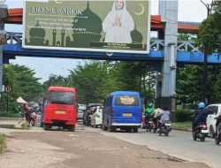 Tak Kunjung Diperbaiki, Jalan Rusak Dubawah JPO MKGR Batuaji Kian Parah