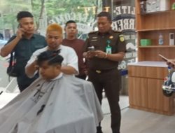 Lagi Pangkas Rambut, Tim Intelijen Kejaksaan Negeri Batam Tangkap Buronan Kasus Pencemaran Lingkungan