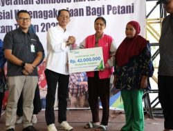 Agar Petani Bekerja Keras Tanpa Rasa Cemas, Amsakar Serahkan Kartu BPJS Ketenagakerjaan