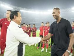 Prabowo Turun Lapangan, Beri Hormat Kepada Skuad Timnas Indonesia