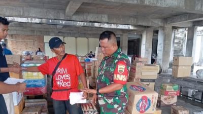 Monitoring Wilayah Binaan, Babinsa Koramil 05/Belakang Padang Serda Roni Sitorus Laksanakan Komsos Bersama Para Buruh Angkut Pasar Induk