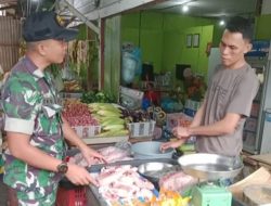 Pantau Harga Bahan Pokok, Babinsa Koramil 05/Belakang Padang Serka Eko Laksanakan Komsos Bersama Pedagang