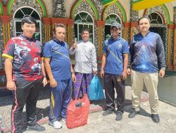 Jumat Berkah, Kantor Imigrasi Belakang Padang Berbagi Makanan Siap Saji untuk Jamaah Masjid Jannatul Firdaus