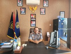 Jumat Berkah, Imigrasi Belakang Padang Berbagi Makanan Siap Saji untuk Jamaah Masjid Al-Jihad