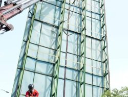 Jefridin Turun Tangan, Enam Billboard Raksasa di Nagoya Gateway Dibongkar Demi Tertib Kota 