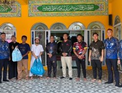 Imigrasi Belakang Padang Tebar Berkah di Hari Jumat, Puluhan Jamaah Masjid AT Taqwa Terima Makanan Siap Saji