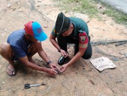 Akrab dengan Nelayan, Serka Eko Pranoto Jahit Jaring Ikan sambil Jalin Komsos di Kelurahan Pemping