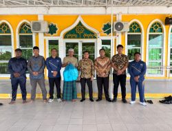Jumat Berkah, Kantor Imigrasi Belakang Padang Kembali Berbagi di Masjid Al-Adam Kebun Tempang