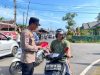 Polsek Daik Lingga dan Kesbangpol Bagikan Bendera Merah Putih kepada Pengendara Jelang HUT ke-80 Kemerdekaan RI