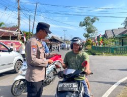Polsek Daik Lingga dan Kesbangpol Bagikan Bendera Merah Putih kepada Pengendara Jelang HUT ke-80 Kemerdekaan RI