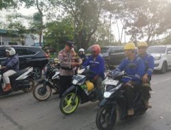 Sambut HUT ke-80 RI, Polsek Sekupang Bagikan 200 Bendera Merah Putih ke Pengendara