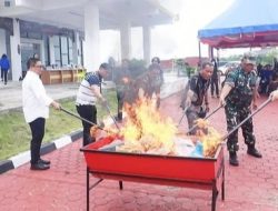 Kejari Bintan Musnahkan Barang Bukti: Sabu Diblender, Ganja Dibakar
