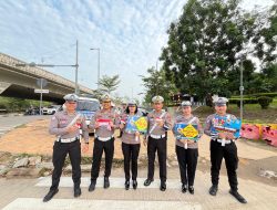 Satlantas Polresta Barelang Bagikan 200 Bendera Merah Putih di Flyover Laluan Madani