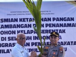 Dukung Program Ketahanan Pangan Nasional, Imigrasi Belakang Padang Ikut Serta dalam Kegiatan Penanaman Pohon Kelapa Serentak
