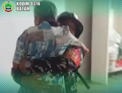 Terobos Derasnya Banjir, Babinsa Koramil 02/Sekupang Sertu Parlindungan Lubis Selamatkan Lansia yang Terjebak Banjir