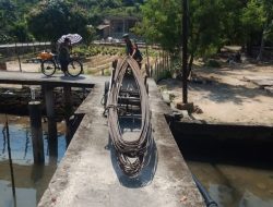 Babinsa 06/Kasu Koramil 05/BLP Serda O. Banjarnahor Laksanakan Komsos Bersama Warga, Imbau Perawatan Pelantar hingga Jaga Lingkungan