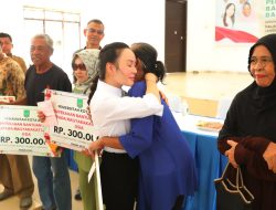 158 Warga Lansia Belakang Padang Terima Bansos, Li Claudia Candra: “Kami Hadir Nyata untuk Masyarakat!”