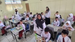 Siswa MI Amatul Ummah Belakang Padang Nikmati Menu MBG, “Enak!” Kata Siswa Gibran dengan Senyum Bahagia