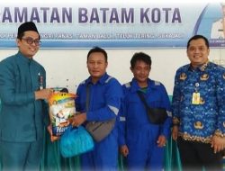 Peduli Satgas Kebersihan, BAZNAS Kota Batam Salurkan Paket Sembako di Kecamatan Batam Kota