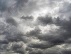 Cuaca Batam Hari ini Diprakirakan Berawan Tebal dan Berpotensi Hujan Ringan